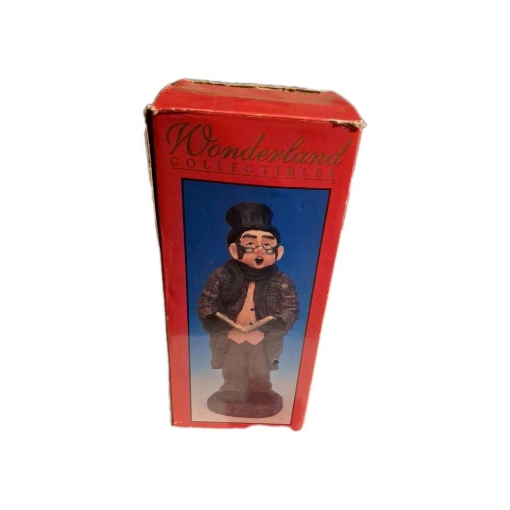 Wonderland Collectibles Caroler Figurine